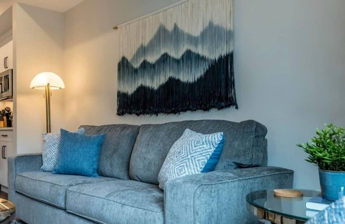 Golden Condo | Rivers Edge | Mtn Views | AC | BBQ | King Bed