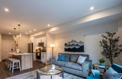 Golden Condo | Rivers Edge | Mtn Views | AC | BBQ | King Bed