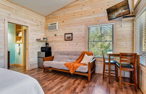 Robbinsville Hotel | Rivers Edge Treehouses