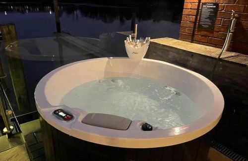 Southampton Boat Rental | Rivers stays with hot tub