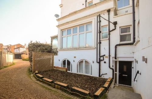 Grove Apartment | Riverside 2 Bedroom Central Kingston Flat