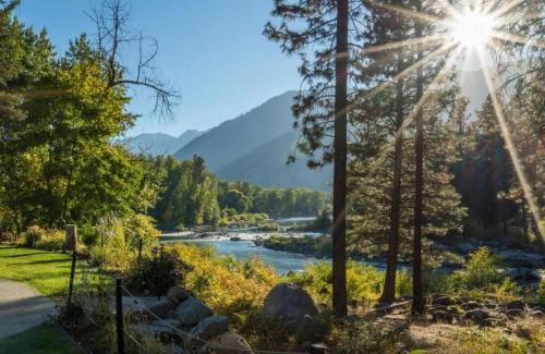Leavenworth House | Riverside Cabin home
