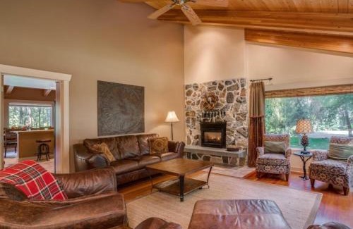 Leavenworth House | Riverside Cabin home