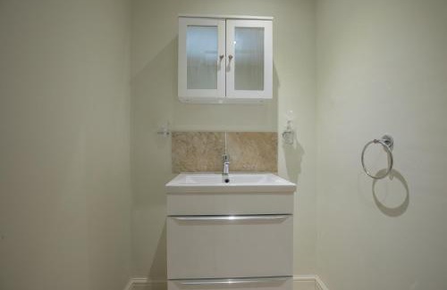Grove Apartment | Riverside Central Kingston Flat 1B