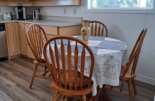 Chilliwack Proper Village West House | Riverside Escape on the Hope River