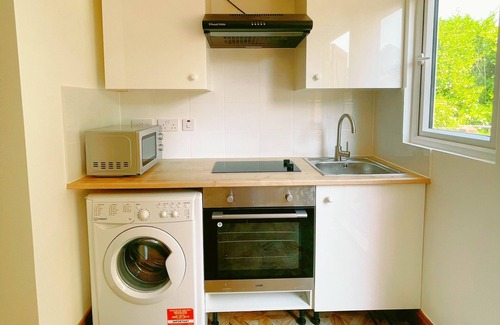 Hillingdon Apartment | Riverside Holiday Home Close Heathrow/Close West Drayton/on Elizabeth Line