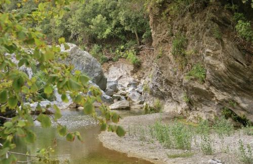 Taglio-Isolaccio House | Riverside Home in Folelli