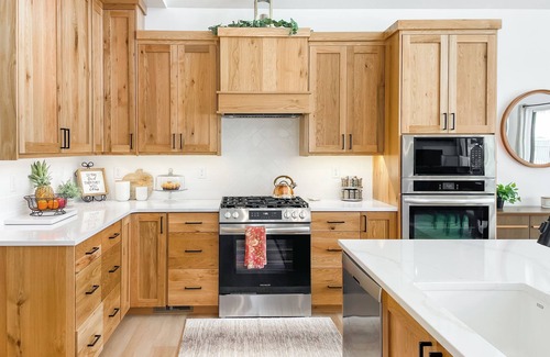Lava Hot Springs Cabin | Riverside Luxury: Modern Mountain Retreat with Hot Tub and 3 King Suites!