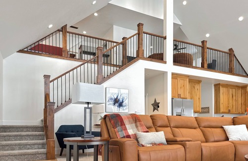 Lava Hot Springs Cabin | Riverside Luxury: Modern Mountain Retreat with Hot Tub and 3 King Suites!