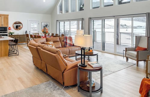 Lava Hot Springs Cabin | Riverside Luxury: Modern Mountain Retreat with Hot Tub and 3 King Suites!