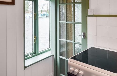 Beccles House | Riverside Retreat