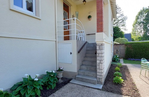 Olivet Villa | Riverside villa