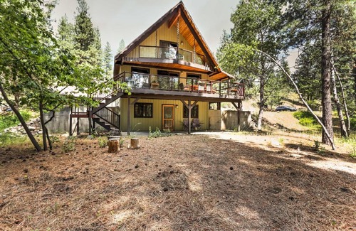 Winthrop House | Riverside Winthrop Chalet with Hot Tub and 2 Decks!