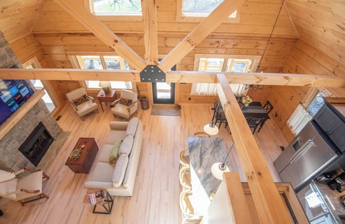 Warrensville Cabin | Riverstead Cabin - Riverfront + Wrap Around Porch + Smart TVs + Gas Fireplace + Hot Tub