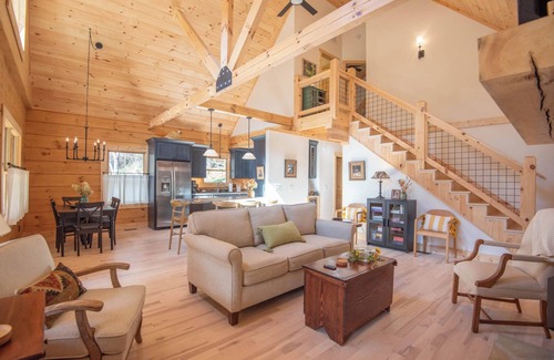 Warrensville Cabin | Riverstead Cabin - Riverfront + Wrap Around Porch + Smart TVs + Gas Fireplace + Hot Tub