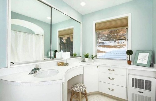 Fountain City Bed & Breakfast | Riverview Apartment - River Road Historic Home