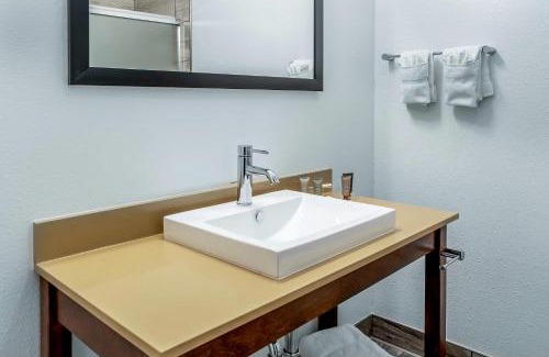 Rockford Hotel | Riverview Inn & Suites, an Ascend Collection Hotel