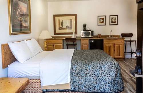 Delta House | Riverwood Inn Hotel Signature Queen Suite