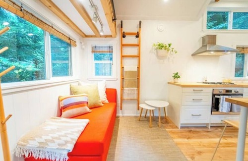 Woodfibre House | Riverwood Retreat: hot tub, outdoor sauna/shower on the Cheakamus River