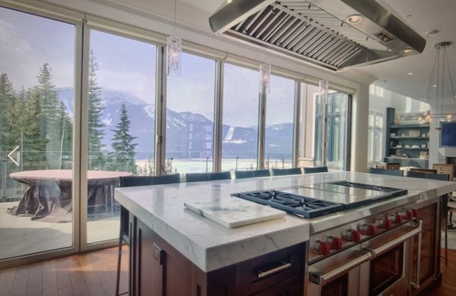 Revelstoke House | RMR: Luxury Ski-in/out Mountain-side 4 Bedroom Home (Sleeps 10).