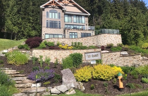 Revelstoke House | RMR: Luxury Ski-in/out Mountain-side 4 Bedroom Home (Sleeps 10).