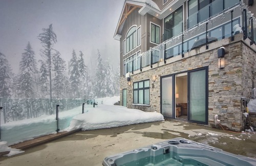 Revelstoke House | RMR: Luxury Ski-in/out Mountain-side 4 Bedroom Home (Sleeps 10).