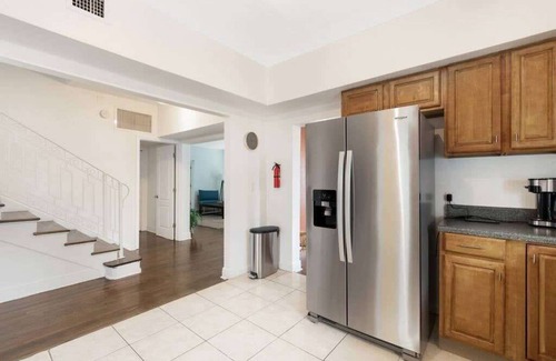 Midtown House | Roami at Bayview Place | Penthouse |Tub |6 Bed