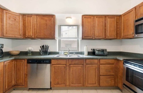 Midtown House | Roami at Bayview Place | Penthouse |Tub |6 Bed