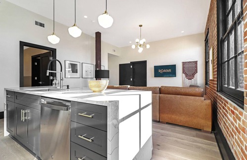 Arts/Warehouse District Hotel | Roami at Brassline Near French Qtr #30