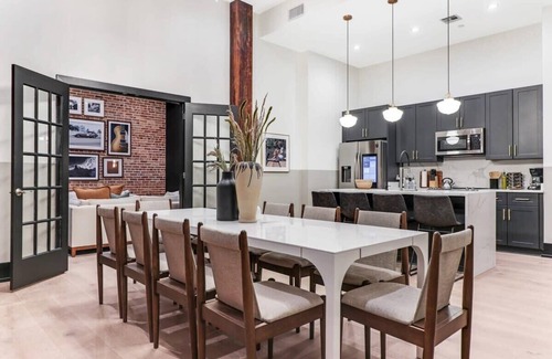 Arts/Warehouse District Hotel | Roami at Brassline Near Bourbon St Bach Suite #31