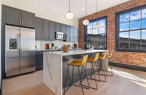 Arts/Warehouse District Hotel | Roami at Brassline Near Bourbon St 3BR #44