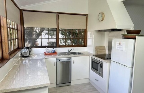 Waterhouse House | Robe Terrace's 4 - Stone throw from Robe's town beach