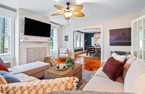 McCain House | Roberson House Private Pool Walk to DT Sleeps 12