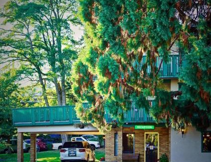 Gorge -Tillicum Area Hotel | Robin Hood Inn and Suites