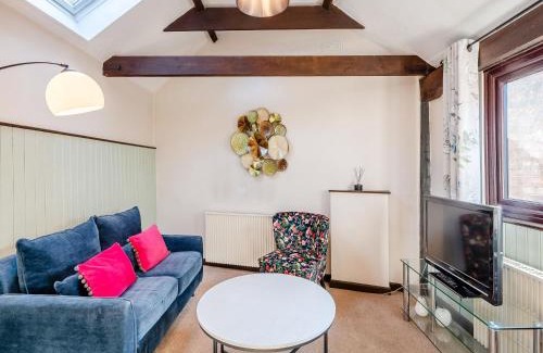 Colchester House | Robin - Uk48171