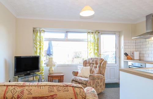 Melton Constable Cottage | ROBYN'S NEST, pet friendly, with a garden in Brinton