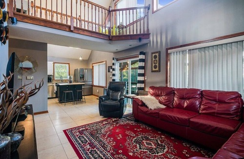 Utica House | Rock and Roll River House