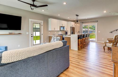 Rock Hall House | Rock Hall Retreat with Balcony Near Park and Marina!