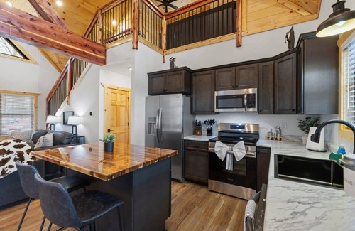 Rogers Cabin | Rock Point - Million $ View, Private, Hot Tub, Lux