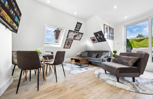 West Hendon Apartment | Rockstar Greyz - Sleeps 7 - Central