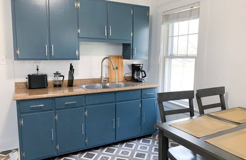 Kamm's Corners Apartment | Rocky River Near Airport Apartment - 2nd floor
