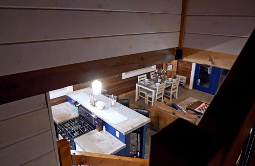 Lansing Cabin | Rocky Top Retreat-Fall Specials Message Us Near AOTG