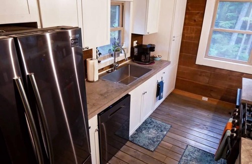 Lansing Cabin | Rocky Top Retreat-Fall Specials Message Us Near AOTG