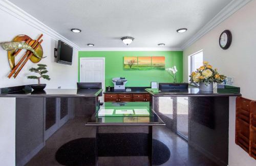 Victorville Hotel | Rodeway Inn Adelanto US 395