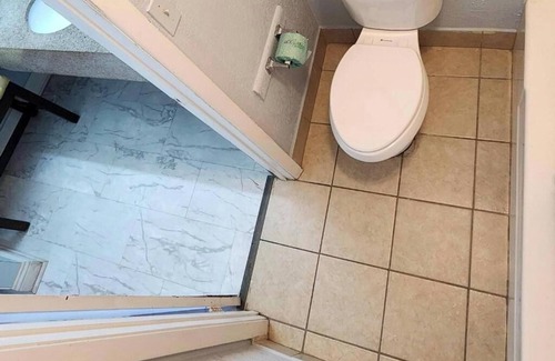 Hattiesburg Apartment | Rodeway Inn Hattiesburg North - King Room - Smoking 6