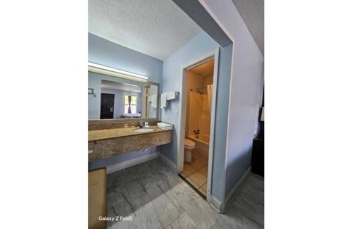 Hattiesburg Apartment | Rodeway Inn Hattiesburg North - King Room - Smoking 6