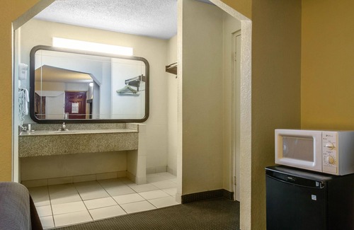 Marietta Hotel | Rodeway Inn Marietta near Dobbins ARB