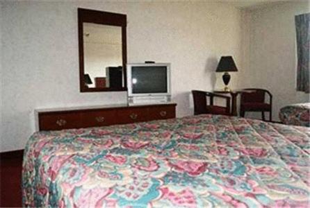 Syracuse Hotel | Rodeway Inn Syracuse Carrier Circle