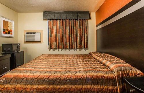 Belleville Hotel | Rodeway Inn