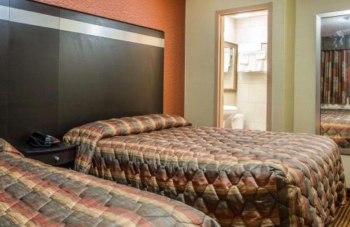 Belleville Hotel | Rodeway Inn